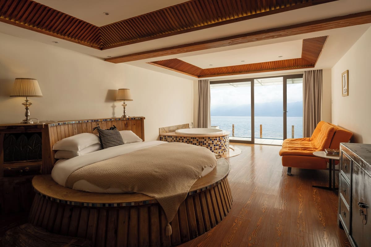 Suíte estúdio tradicional, vista para o mar | Edredons de pluma, escrivaninha, cortinas blackout