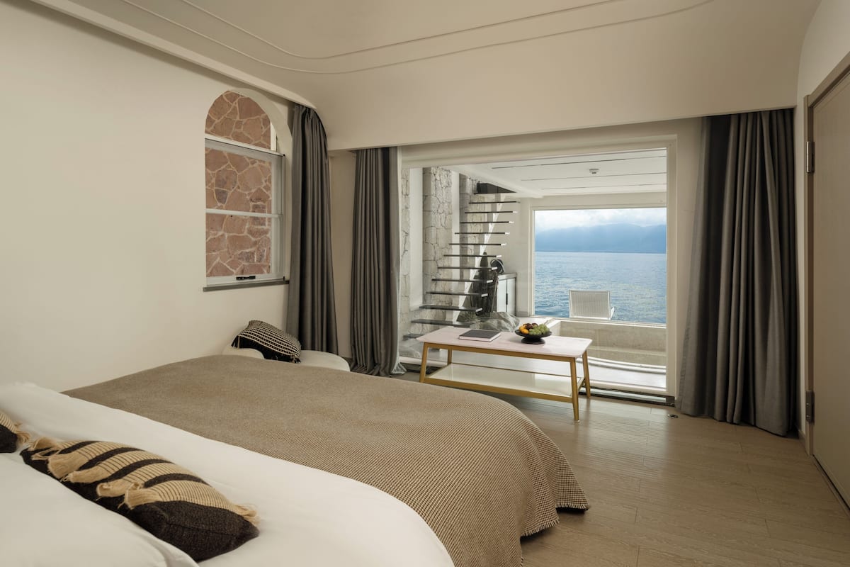 Suíte estúdio luxo, vista para o mar | Edredons de pluma, escrivaninha, cortinas blackout