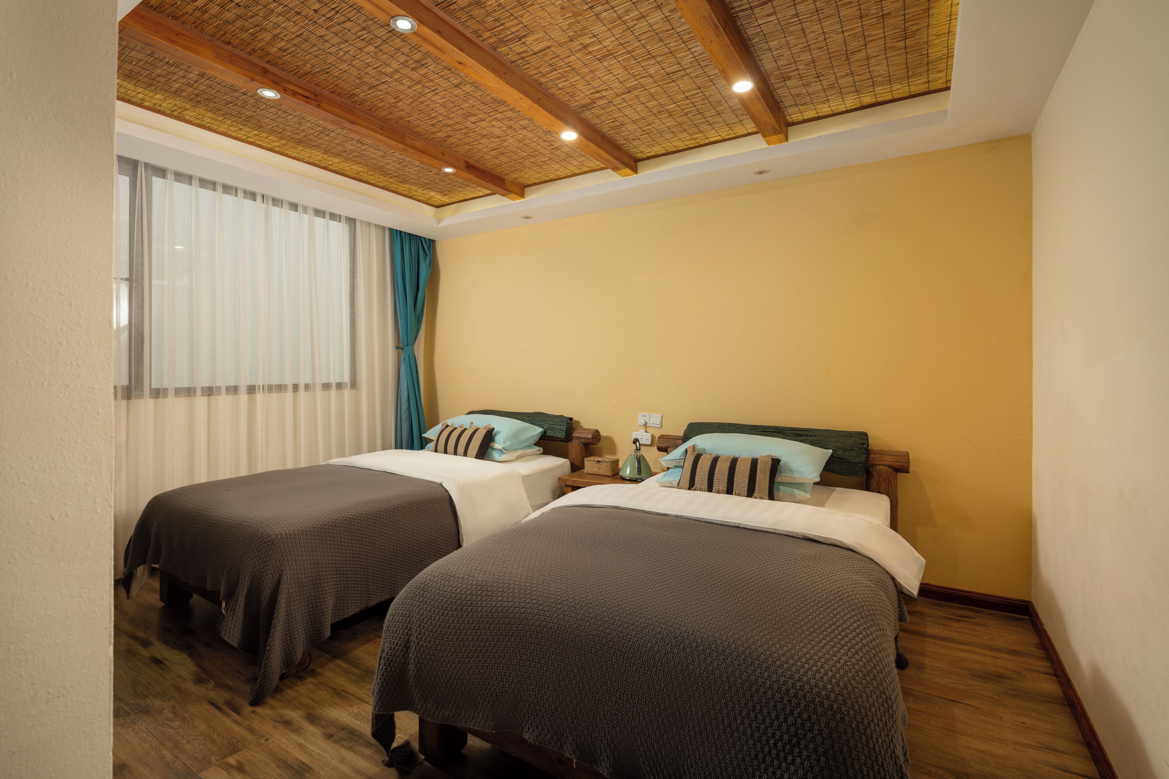 Kahden hengen standard-huone (kaksi sänkyä), näköala pihalle | Untuvapeitot, työpöytä, pimennysverhot, äänieristys