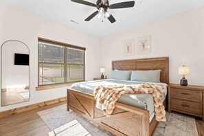 3 bedrooms, iron/ironing board, travel crib, WiFi - Cabin in Tall Timbers! EV Charger! (Hollister)