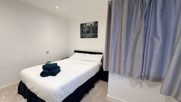 2 bedrooms, iron/ironing board, travel cot, Internet