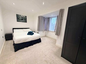 2 bedrooms, iron/ironing board, travel cot, Internet - Sleek Modern 2BDR Flat in Charming Pinner (Greater London)