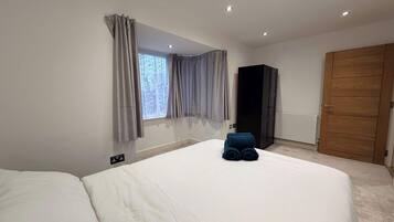 2 bedrooms, iron/ironing board, travel cot, Internet