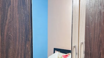 Een strijkplank/strijkijzer, wifi, beddengoed