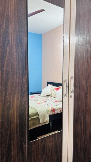 Iron/ironing board, WiFi, bed sheets - Soothing 1BHK apartment in charming JP Nagar neighborhood (Bengaluru)