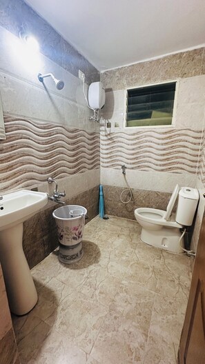 Bruser, hårtørrer, bidet, håndklæder