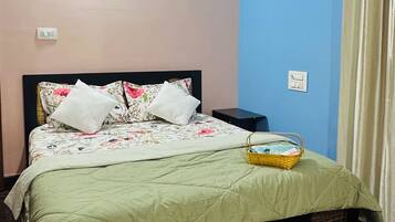 Iron/ironing board, WiFi, bed sheets