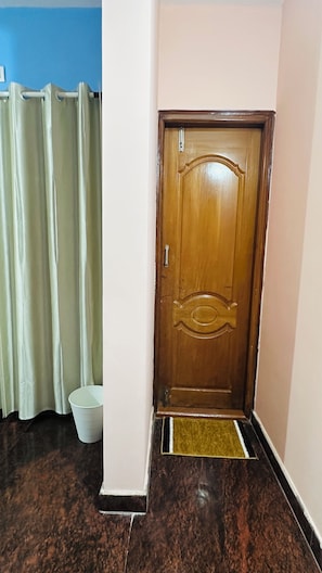 Shower, hair dryer, bidet, towels - Soothing 1BHK apartment in charming JP Nagar neighborhood (Bengaluru)