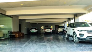 Un centre de lavage automobile moderne, doté de plusieurs pistes et d’une zone d’attente abritée.