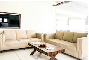 Living area - Hotel VJR Hydrabad (Hyderabad)