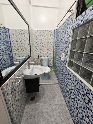 Bathroom - Budget Friendly 5-bedroom bed & breakfast in charming Itogon (Itogon)