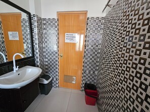 Un baño con lavabo, espejo y paredes con diseño.