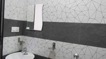 Habitación básica doble | Área de sala de estar