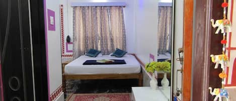 Basic Double Room | Living area