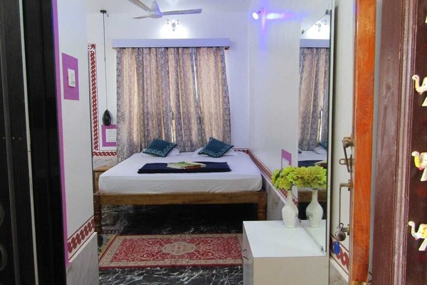 Basic Double Room | Living area