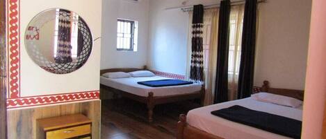 Basic Double Room | Living area