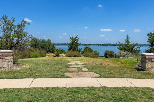 A BEAUTIFUL LUXURY HOME AWAY HOME IN GARLAND TX.