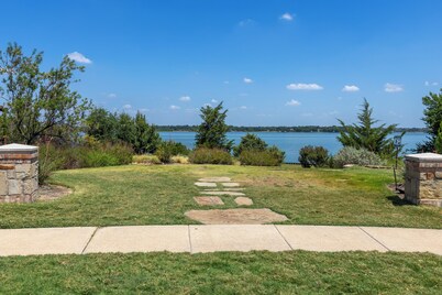 A BEAUTIFUL LUXURY HOME AWAY HOME IN GARLAND TX.
