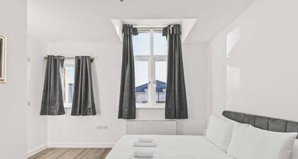 Beautiful 4BDR Townhouse with Free Parking