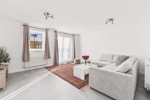 Télévision, chaîne hi-fi, espaces bureaux