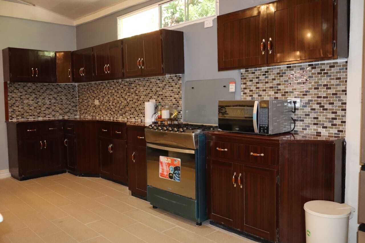 Mikrobølgeovn, ovn, kaffetrakter/tekoker og høy barnestol