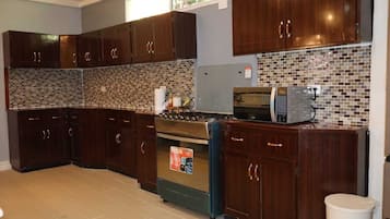 Mikrobølgeovn, ovn, kaffetrakter/tekoker og høy barnestol