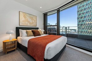 1 bedroom, desk, iron/ironing board, bed sheets - Westside Place 907 – Indoor–Outdoor Living (Melbourne)