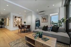 TV, books - Westside Place 907 – Indoor–Outdoor Living (Melbourne)