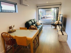 TV - Charming Victorian Terrace house with a beautiful deck yard by central Newtown (Newtown)