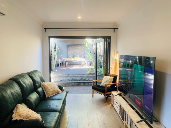 TV - Charming Victorian Terrace house with a beautiful deck yard by central Newtown (Newtown)