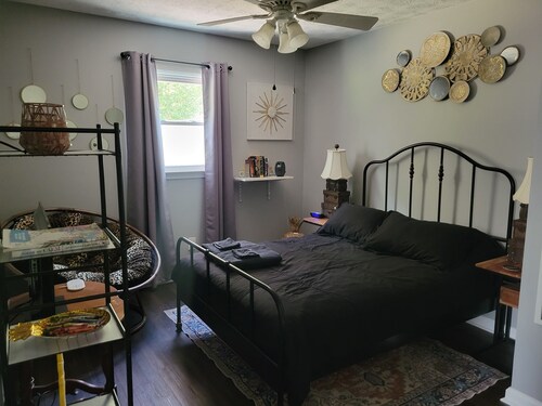 Charming, woodsy 1-bedroom apartment getaway in Lilburn for up to 4 guests