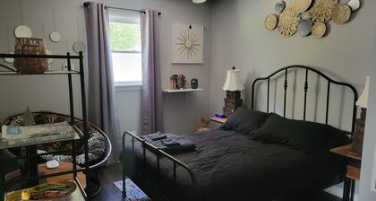 Charming, woodsy 1-bedroom apartment getaway in Lilburn for up to 4 guests