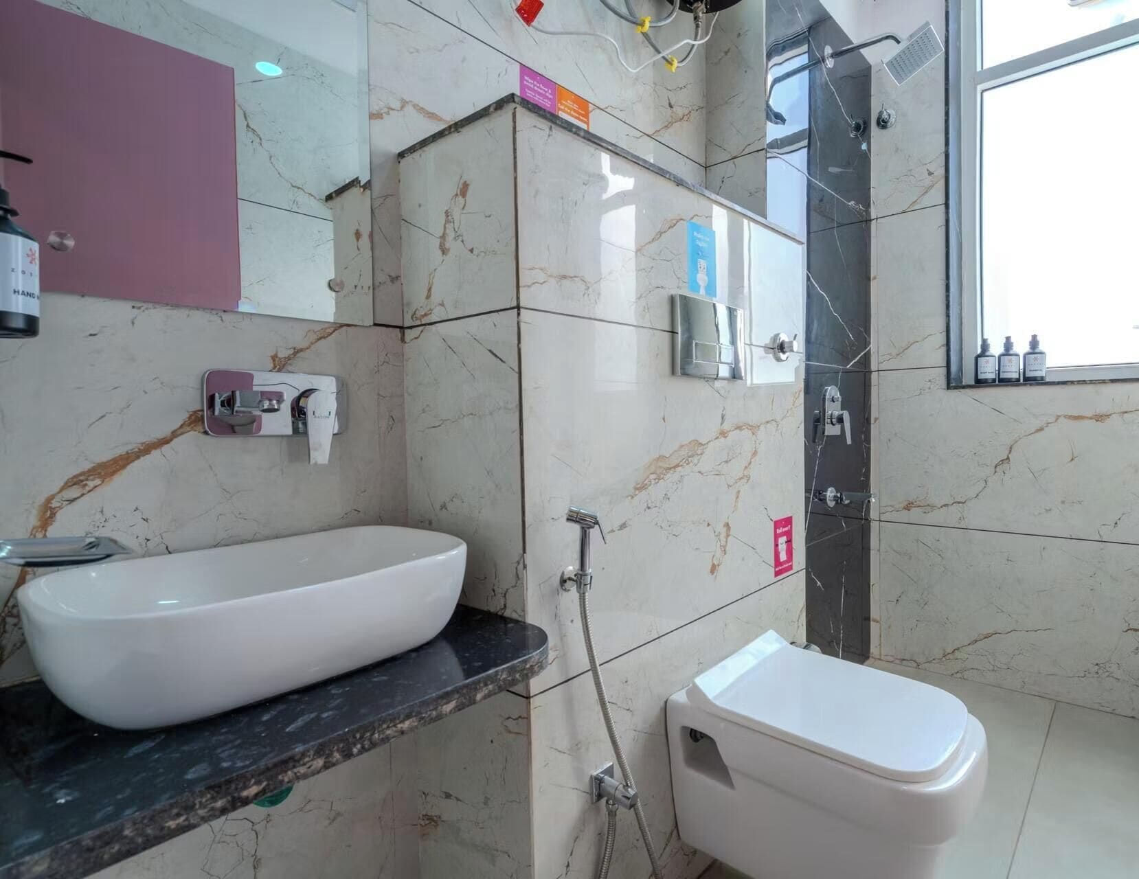 Ein Badezimmer mit Waschbecken, Toilette und Dusche.