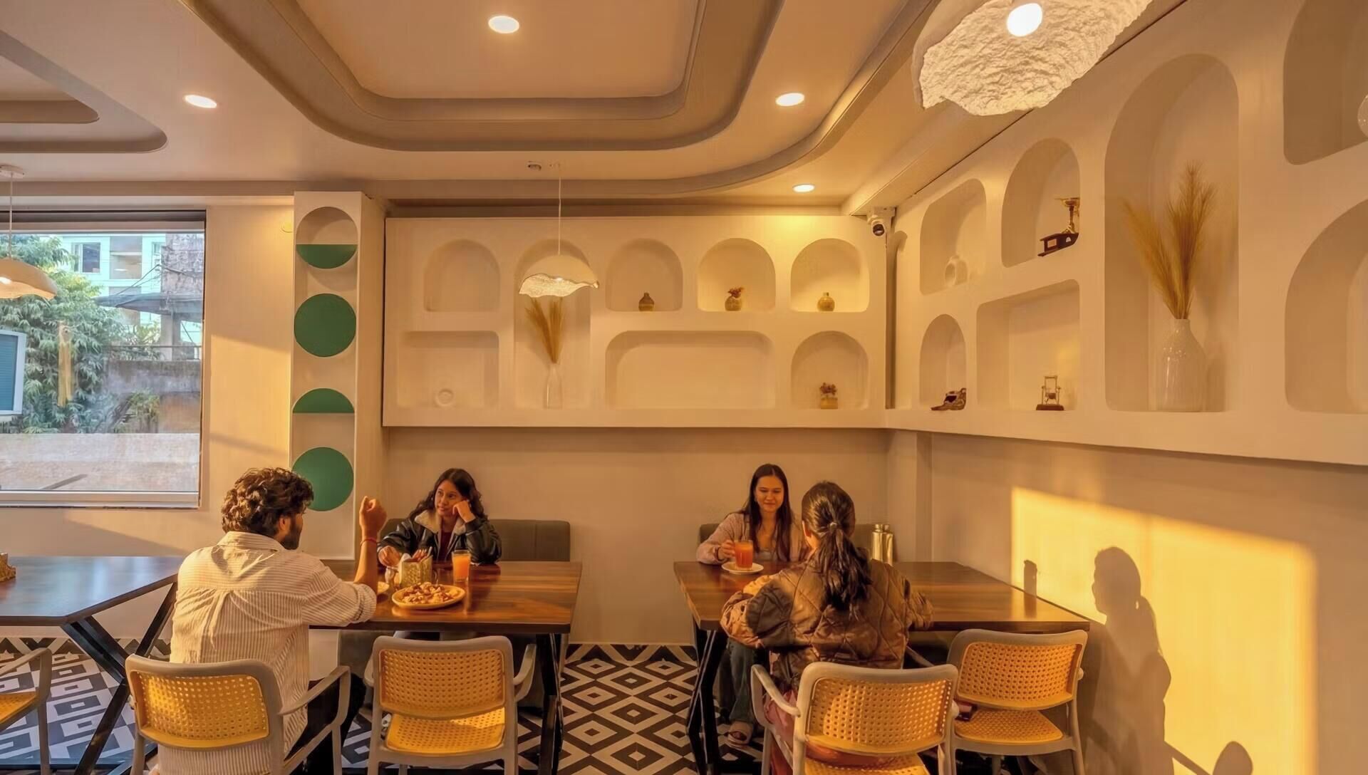Un comedor con una mesa larga, sillas y vistas al exterior.