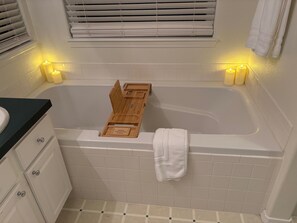 Haartrockner, Handtücher, Seife, Toilettenpapier