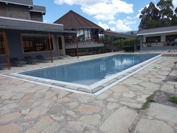 Outdoor pool - Olempiaus Gardens Hotel (Engineer)