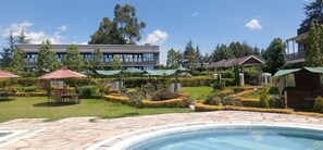 Una piscina al aire libre