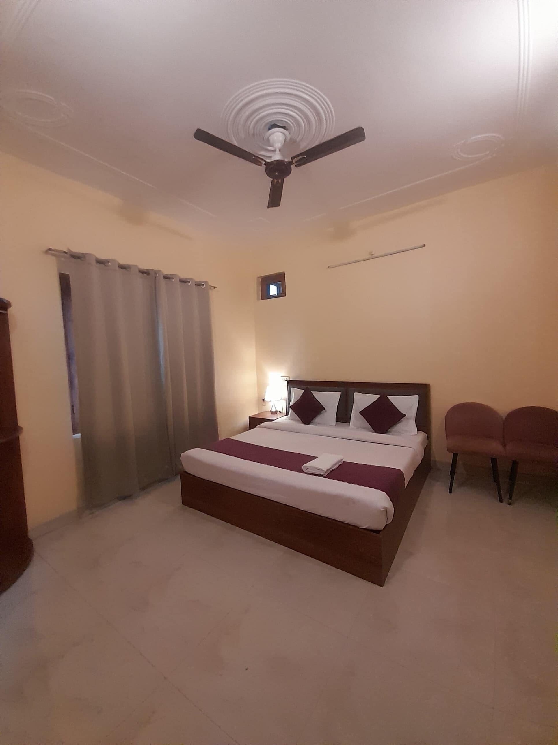 Espacio para trabajar con laptop y camas plegables/adicionales 