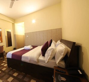 Deluxe Apartment, 4 Bedrooms, Air conditioning | Laptop workspace, rollaway beds, free WiFi, bed sheets - Nature View Home Stay (Mussoorie)