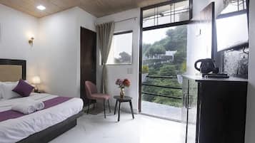 Deluxe Apartment, 4 Bedrooms, Air conditioning | Laptop workspace, rollaway beds, free WiFi, bed sheets