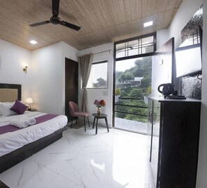 Deluxe Apartment, 4 Bedrooms, Air conditioning | Laptop workspace, rollaway beds, free WiFi, bed sheets - Nature View Home Stay (Mussoorie)