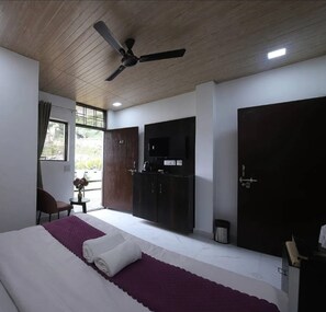 Deluxe Apartment, 4 Bedrooms, Penyaman udara | Ruang kerja komputer riba, katil lipat simpan/tambahan, Wi-fi percuma 