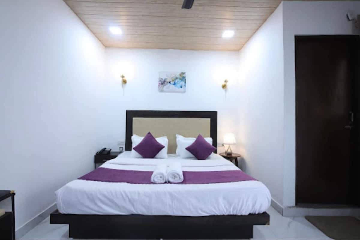 Laptop workspace, rollaway beds, free WiFi, bed sheets