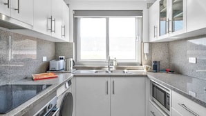 Coffee/tea maker, fridge, microwave, oven - Bondi Beach Breeze - Walk to Beach and Shops (Bondi Beach)