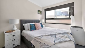 2 bedrooms, iron/ironing board, WiFi, bed sheets - Bondi Beach Breeze - Walk to Beach and Shops (Bondi Beach)