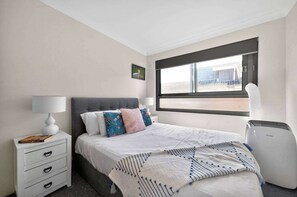 Iron/ironing board, WiFi, bed sheets - Bondi Beach Breeze with parking - New Listing (Bondi Beach)
