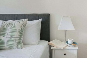 Een strijkplank/strijkijzer, wifi, beddengoed