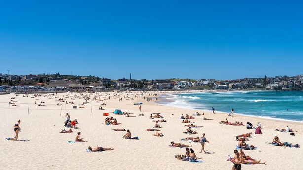 A crowded beach with people sunbathing and swimming. - Bondi Beach Breeze - Walk to Beach and Shops (Bondi Beach)