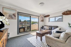 TV - Bondi Beach Breeze with parking - New Listing (Bondi Beach)