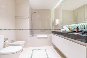Bathroom - Manzil - 2BR in Dubai Marina w Sea View (Dubai)